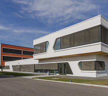 Modernes Gebäude der Beruflichen Oberschule in Neu-Ulm