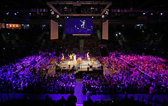 Foto von der Veranstaltung "1.500 Trommeln" in der ratiopharm arena, Blick von den Zuschauerrängen auf die rund 1.500 Trommler und auf die Bühne